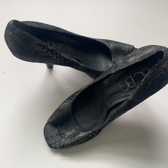 BCBG Women’s Grey Faux Snake Skin Peep Toe Pumps Size‎ 7.5B - Picture 6 of 6